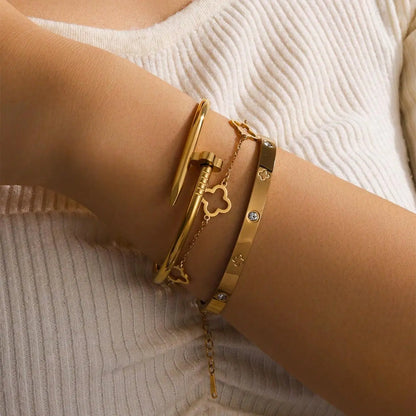Elegant Clover Charm Bracelet Set