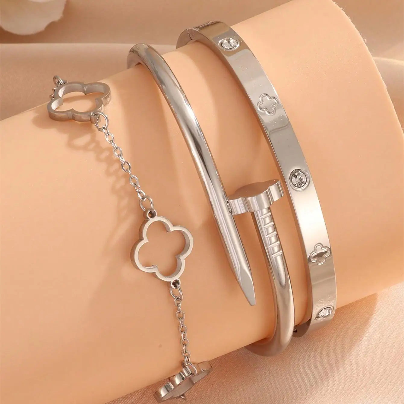Elegant Clover Charm Bracelet Set